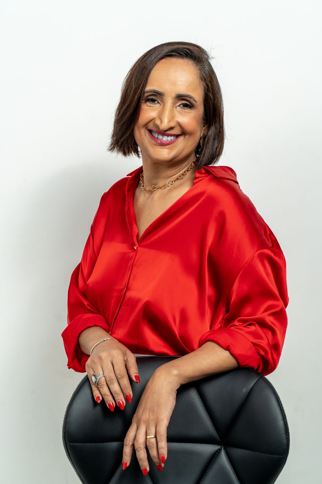Mônica Borges, psicóloga e neuropsicóloga, sorrindo